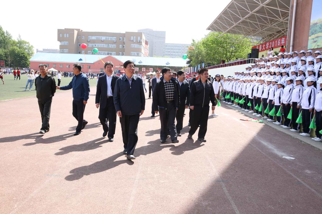 学校领导看望观众(摄影:白璐)